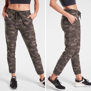 Athleta Camo Farallon Joggers Pants Women’s Size 8 Olive Green